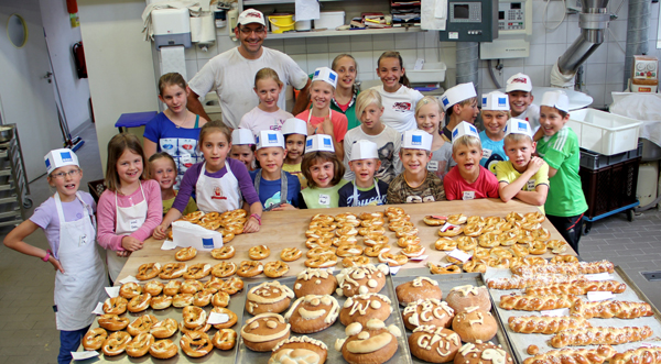 Ferienprogrammkinder aus Sonnenbühl mit Albkorn-Bäckermeister Michael Haug