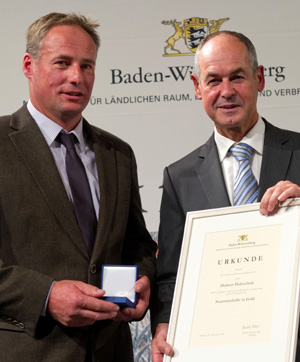 Helmut Holzschuh (links) mit goldener Staatsmedaille, Landwirtschaftsminister Rudolf Köberle überreicht die Urkunde. Foto: MLR