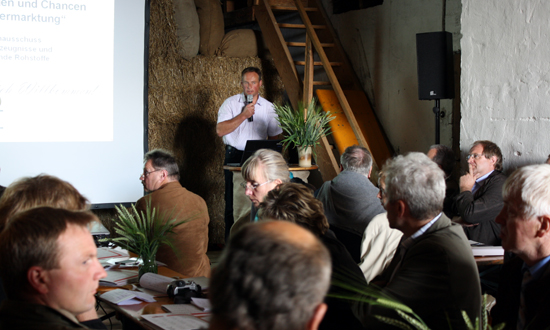 Helmut Holzschuh spricht auf der LBV-Tagung zur Regionalvermarktung auf dem Fladhof bei Buttenhausen. Foto: Gerhard Schindler