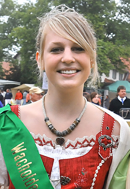 Wacholderkönigin Linda Glocker beim Kartoffelfest 2010 in St. Johann. Foto: Gerlinde Trinkhaus