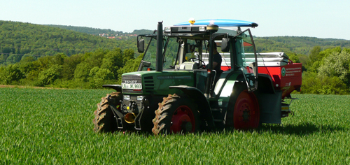 Das Düngegerät N-Sensor – hier im Testeinsatz auf einem Weizenfeld von Albkorn-Landwirt Manfred Schmelcher bei Dapfen – misst den Stickstoffbedarf mit Sensoren und dosiert die Düngung gezielt. Foto: Wendelin Heilig